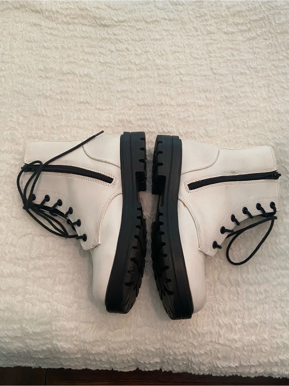 SODA GIRLS WHITE BOOTS SIZE 4